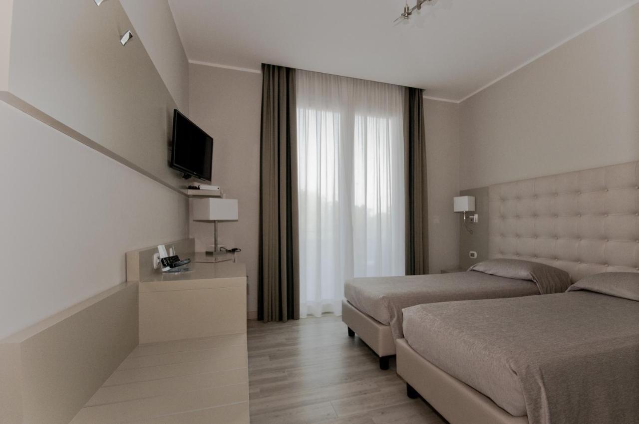 Hotel San Francesco Borgomanero Chambre photo