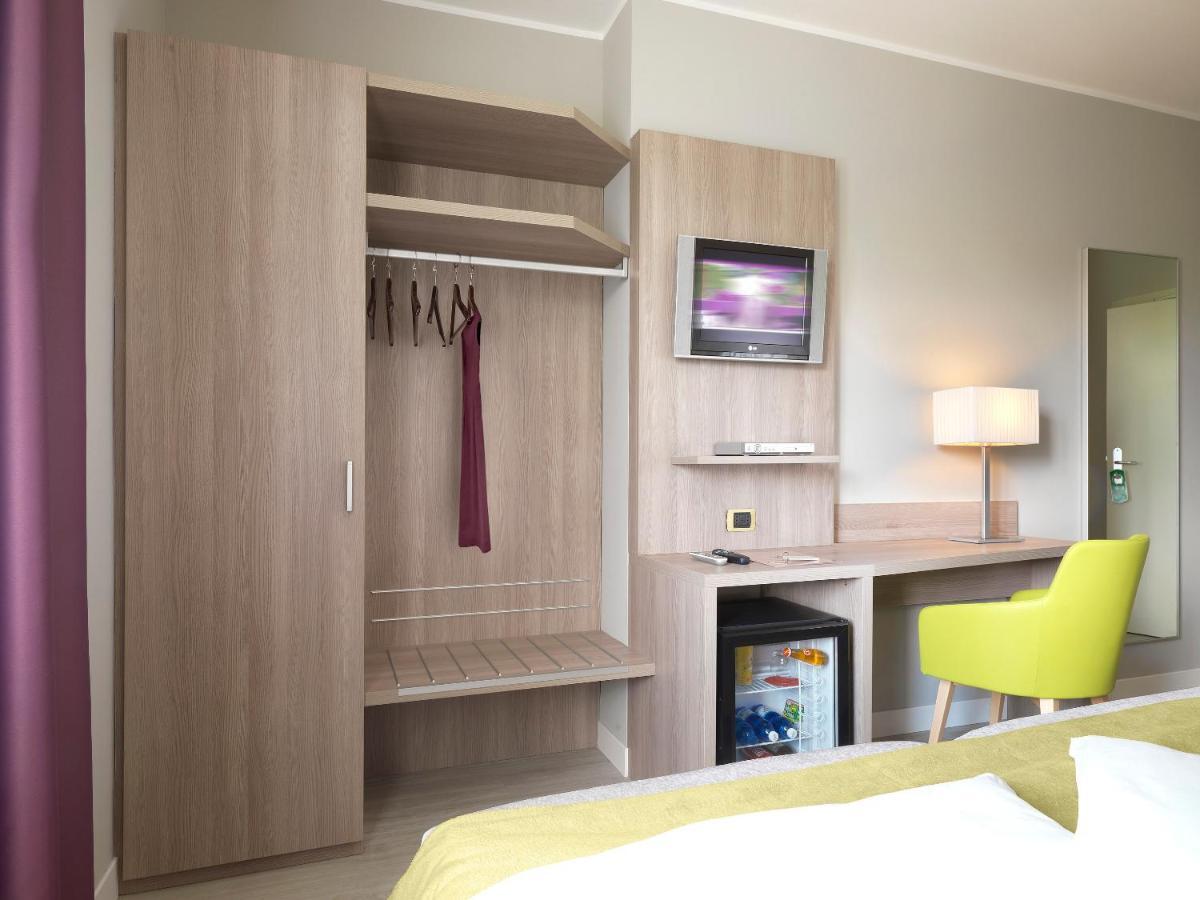 Hotel San Francesco Borgomanero Chambre photo